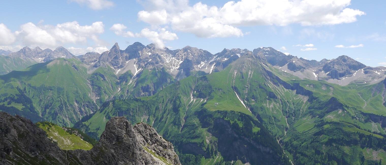 Eindrucksvoller Blick von der Fiderescharte auf den Allgäuer Hauptkamm, in der Mitte Trettachspitze und Mädelegabel | © Outdooractive Editors
