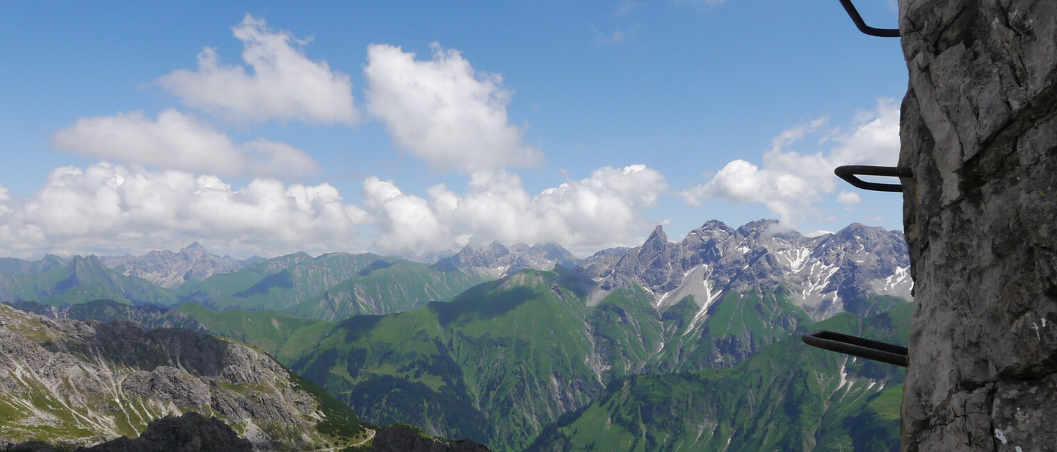 Eisenstufen am Nördlichen Schafalpenkopf vor einer beeindruckenden Kulisse | © Outdooractive Editors