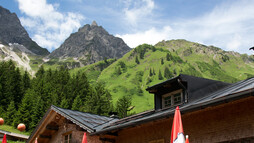 Hintere Gemstelhütte | © Kleinwalsertal Tourismus eGen Einkehr bei der Gemstelhütte in Kleinwalsertal | © Kleinwalsertal Tourismus eGen
