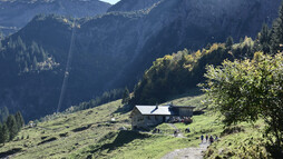 Bernhards Gemstelhütte | © Kleinwalsertal Tourismus eGen Wanderweg inmitten der Berglandschaft im Gemsteltal | © Kleinwalsertal Tourismus eGen