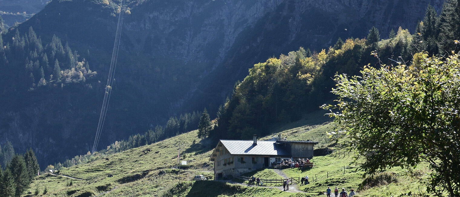 Bernhards Gemstelhütte | © Kleinwalsertal Tourismus eGen Wanderweg inmitten der Berglandschaft im Gemsteltal | © Kleinwalsertal Tourismus eGen