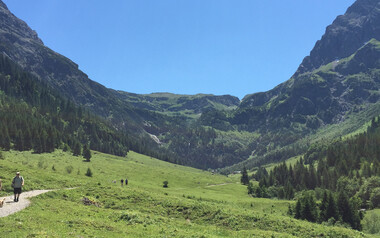 Wanderweg mit Blick auf den Elfer und kleinen Widderstein | © Kleinwalsertal Tourismus eGen