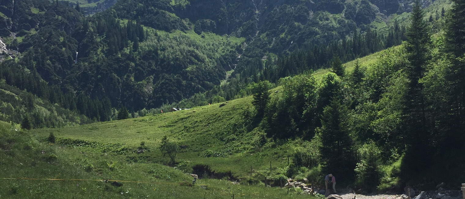 Blick ins Tal - Aussichtsbank | © Kleinwalsertal Tourismus eGen Aussichtsbank mit Panoramablick im Kleinwalsertal | © Kleinwalsertal Tourismus eGen