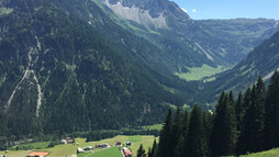 Blick ins Gemsteltal und den Ortsteil Bödmen | © Kleinwalsertal Tourismus eGen