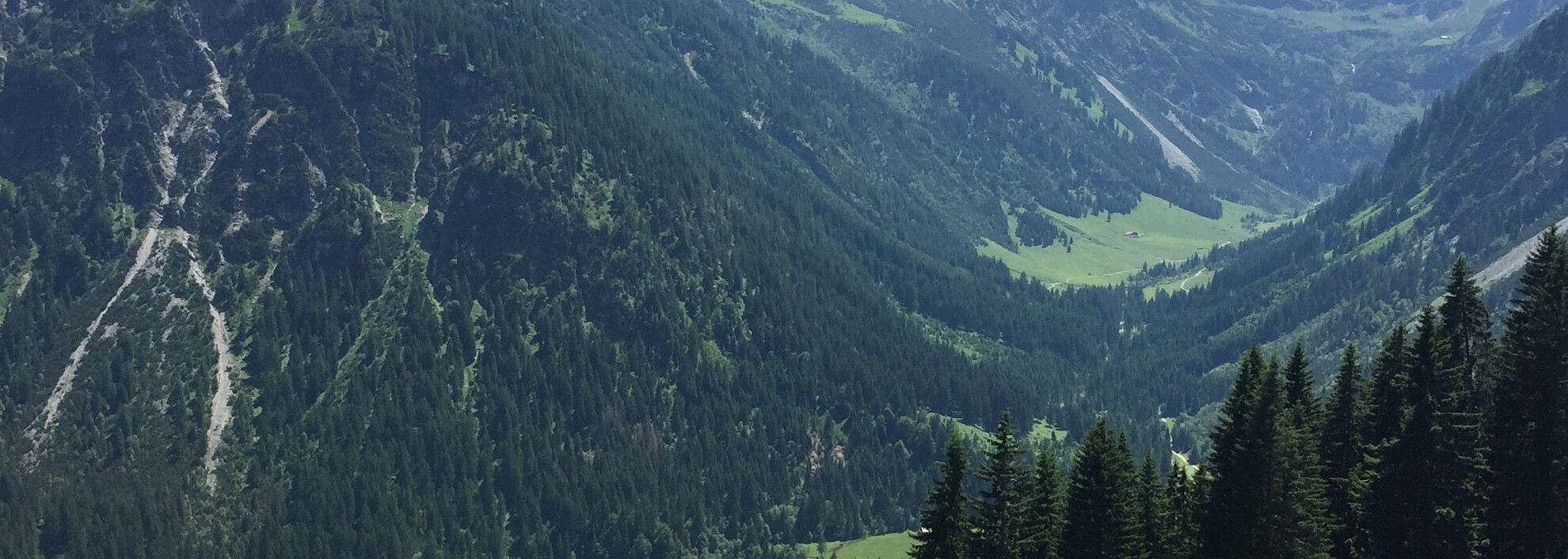 Blick ins Gemsteltal und den Ortsteil Bödmen | © Kleinwalsertal Tourismus eGen Blick ins Gemsteltal und den Ortsteil Bödmen | © Kleinwalsertal Tourismus eGen