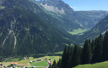 Blick ins Gemsteltal und den Ortsteil Bödmen | © Kleinwalsertal Tourismus eGen