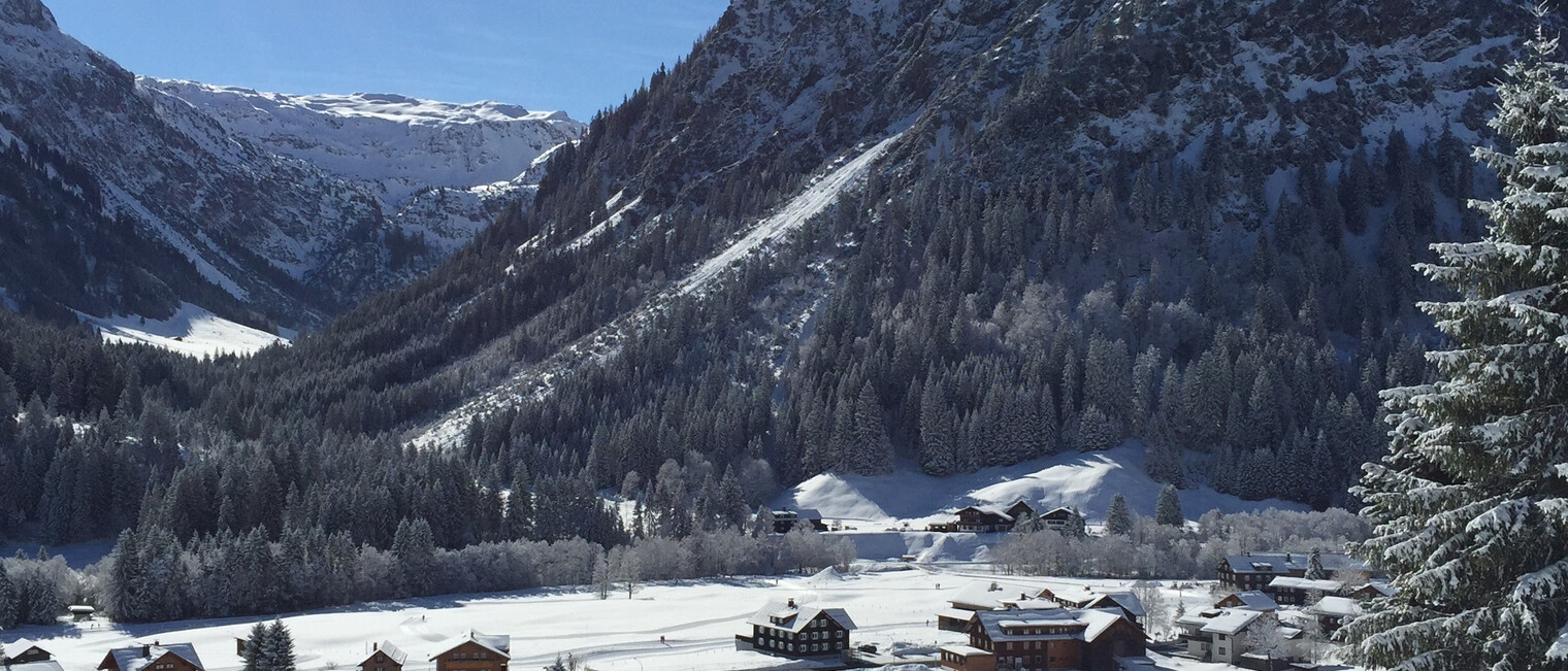 Blick auf Bödmen vom oberen Höhenweg | © Kleinwalsertal Tourismus eGen Blick auf Bödmen vom oberen Höhenweg | © Kleinwalsertal Tourismus eGen