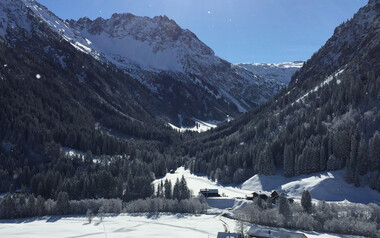 Steinbock-Loipe in Bödmen und Blick ins Gemsteltal | © Kleinwalsertal Tourismus eGen