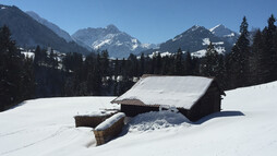 Nach der Schwendebrücke: Panorama von Riezlern bis zum Ifen | © Kleinwalsertal Tourismus eGen