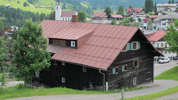 Altes Gemeindehaus von der Oberseitestraße gesehen | © Kleinwalsertal Tourismus eGen Altes Gemeindehaus von der Oberseitestraße gesehen | © Kleinwalsertal Tourismus eGen