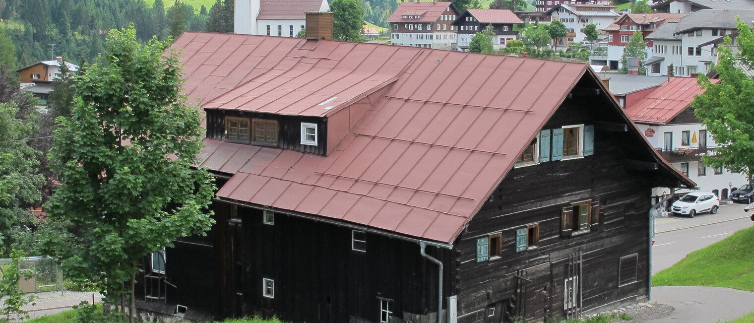 Altes Gemeindehaus von der Oberseitestraße gesehen | © Kleinwalsertal Tourismus eGen Altes Gemeindehaus von der Oberseitestraße gesehen | © Kleinwalsertal Tourismus eGen