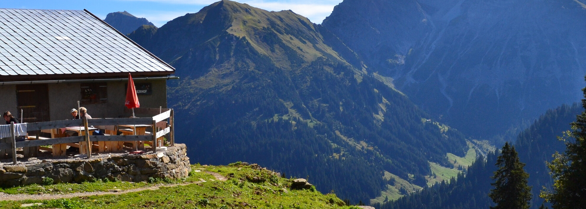Alpe Innerer Stierhof – mit Blick auf den Großen Widderstein | © Kleinwalsertal Tourismus eGen Alpe Innerer Stierhof – mit Blick auf den Großen Widderstein | © Kleinwalsertal Tourismus eGen