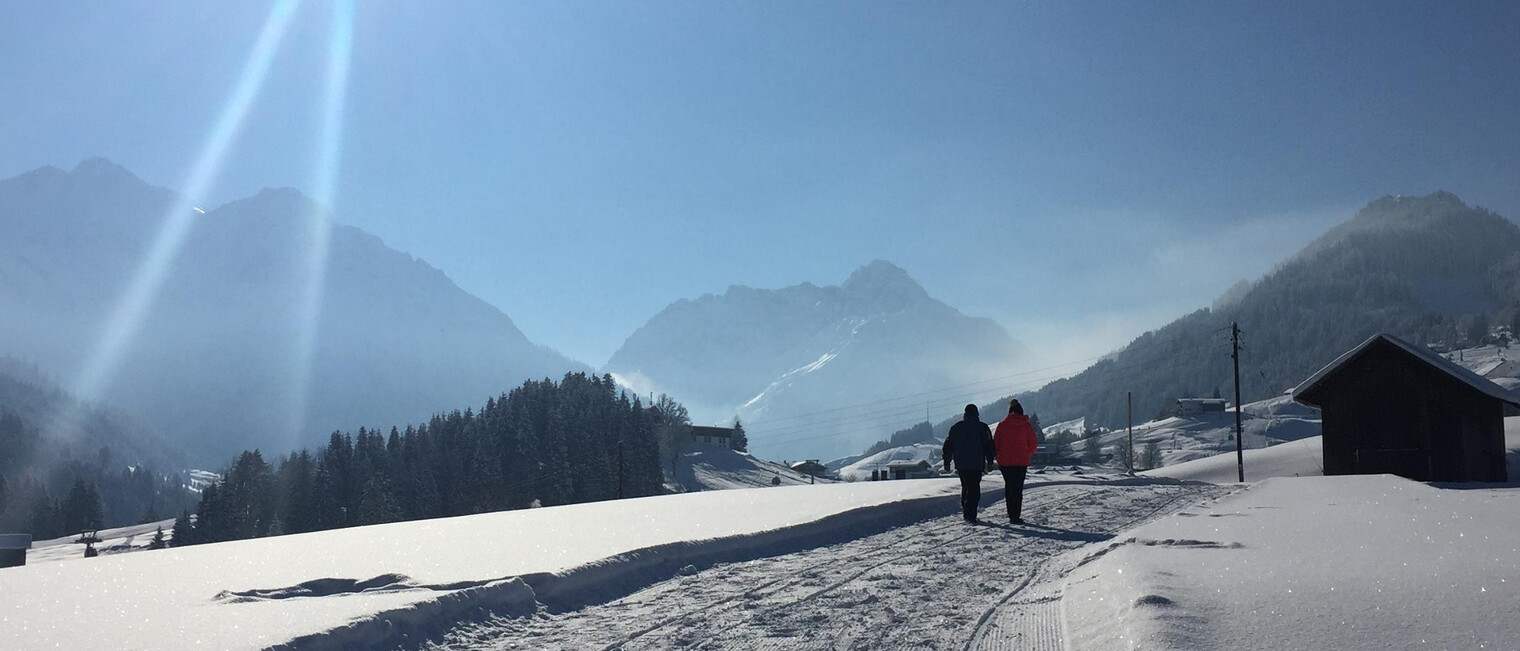 Winterwandern: zur Naturbrücke am Schwarzwasserbach | © Kleinwalsertal Tourismus