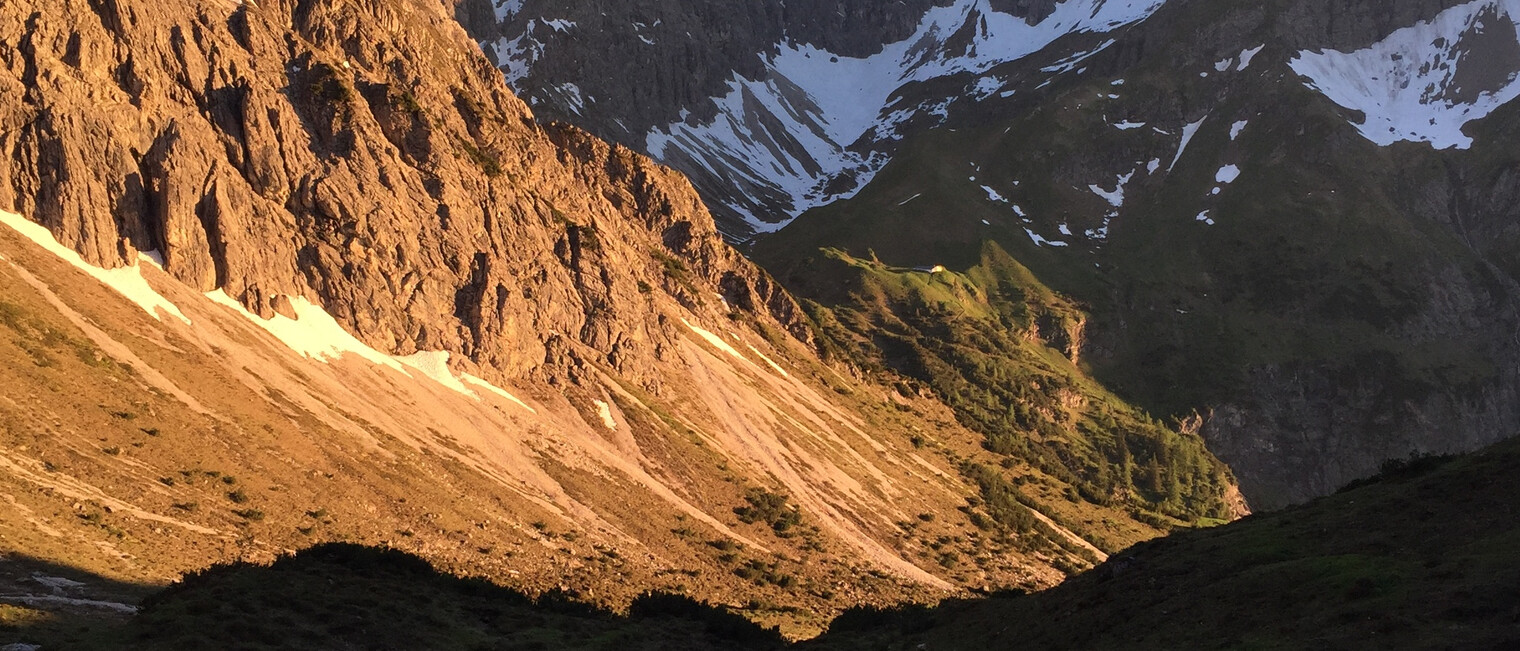 Abendrot an der Fiderepasshütte | © Kleinwalsertal Tourismus