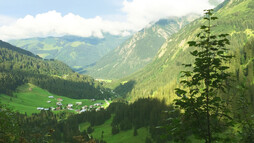 Abstieg von der Spitalalpe mit Blick nach Baad | © Kleinwalsertal Tourismus eGen