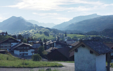Blick auf die Ortschaft im Kleinwalsertal | © Kleinwalsertal Tourismus eGen 