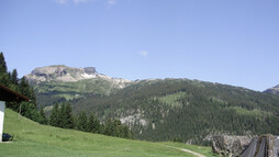 Wandern beim Heuberg | © Kleinwalsertal Tourismus eGen | Fotograf: Antje Pabst Wandern beim Heuberg | © Kleinwalsertal Tourismus eGen | Fotograf: Antje Pabst