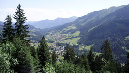 Blick auf Hirschegg - Riezlern | © Kleinwalsertal Tourismus eGen | Fotograf: Antje Pabst Blick auf Hirschegg - Riezlern | © Kleinwalsertal Tourismus eGen | Fotograf: Antje Pabst