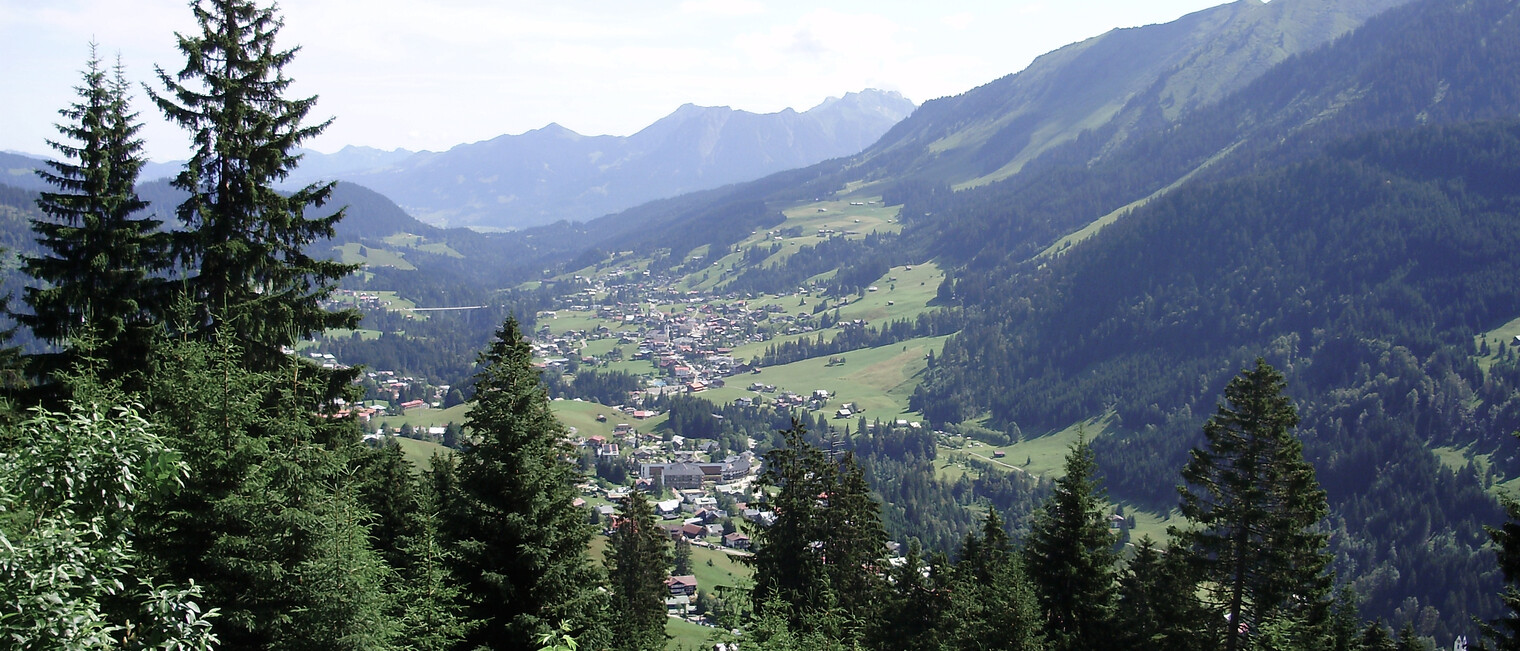 Blick auf Hirschegg - Riezlern | © Kleinwalsertal Tourismus eGen | Fotograf: Antje Pabst Blick auf Hirschegg - Riezlern | © Kleinwalsertal Tourismus eGen | Fotograf: Antje Pabst