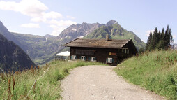 Weg zur Sonna-Alp | © Kleinwalsertal Tourismus eGen | Fotograf: Antje Pabst Weg zur Sonna-Alp | © Kleinwalsertal Tourismus eGen | Fotograf: Antje Pabst