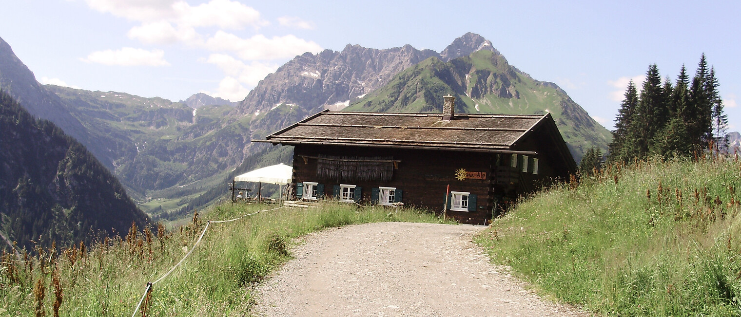 Weg zur Sonna-Alp | © Kleinwalsertal Tourismus eGen | Fotograf: Antje Pabst Weg zur Sonna-Alp | © Kleinwalsertal Tourismus eGen | Fotograf: Antje Pabst