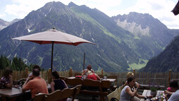 Stutzalp Terrasse | © Kleinwalsertal Tourismus eGen | Fotograf: Antje Pabst Stutzalp Terrasse | © Kleinwalsertal Tourismus eGen | Fotograf: Antje Pabst