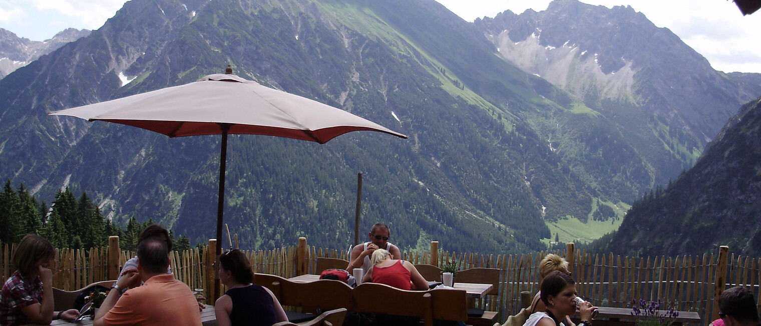 Stutzalp Terrasse | © Kleinwalsertal Tourismus eGen | Fotograf: Antje Pabst Stutzalp Terrasse | © Kleinwalsertal Tourismus eGen | Fotograf: Antje Pabst
