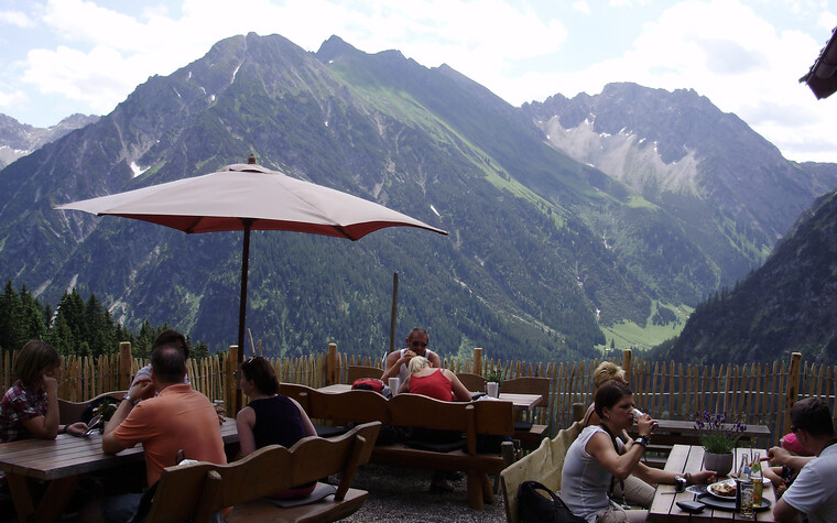 Stutzalp Terrasse | © Kleinwalsertal Tourismus eGen | Fotograf: Antje Pabst