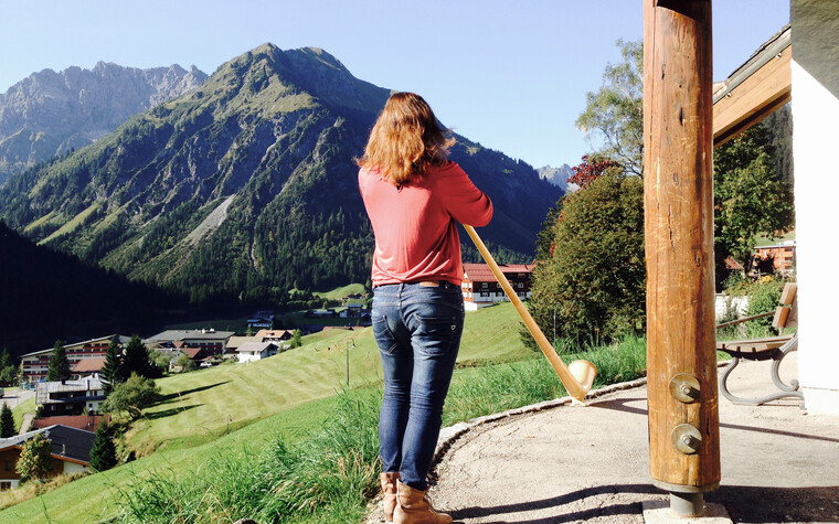 Alphorn - Sicht auf Bödmen | © Kleinwalsertal Tourismus eGen