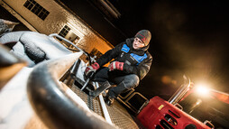 Tanken der Pistenraupe | © Kleinwalsertal Tourismus eGen | Fotograf: Dominik Berchtold Tanken der Pistenraupe | © Kleinwalsertal Tourismus eGen | Fotograf: Dominik Berchtold