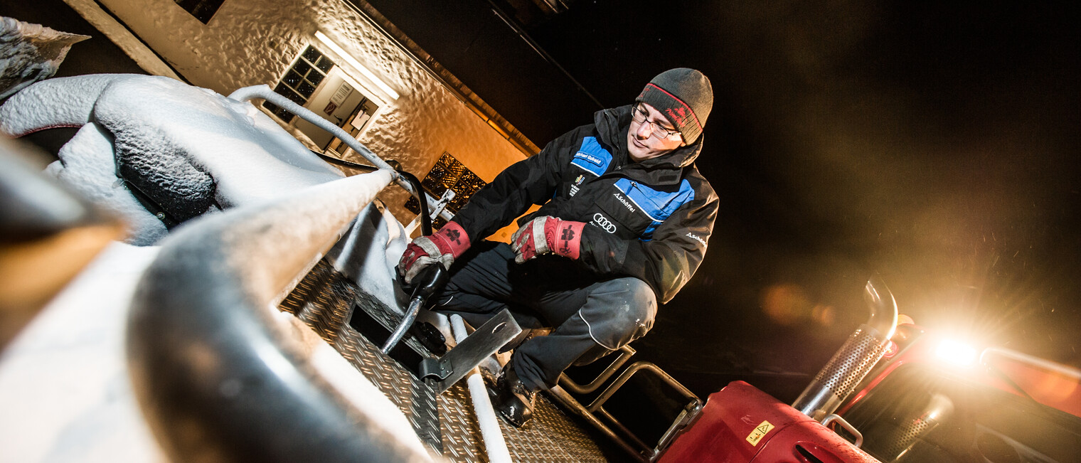 Tanken der Pistenraupe | © Kleinwalsertal Tourismus eGen | Fotograf: Dominik Berchtold Tanken der Pistenraupe | © Kleinwalsertal Tourismus eGen | Fotograf: Dominik Berchtold