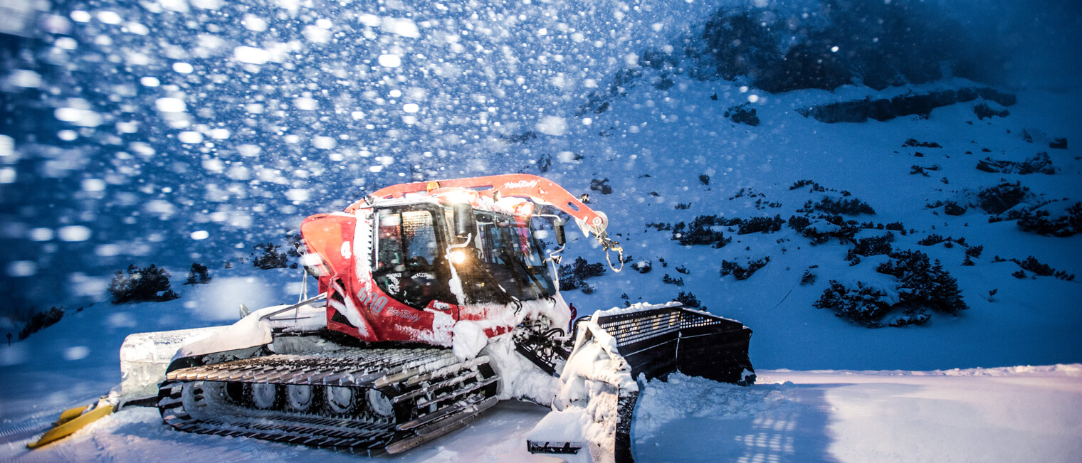 Pistenraupe im Einsatz | © Kleinwalsertal Tourismus eGen | Fotograf: Dominik Berchtold Pistenraupe im Einsatz | © Kleinwalsertal Tourismus eGen | Fotograf: Dominik Berchtold