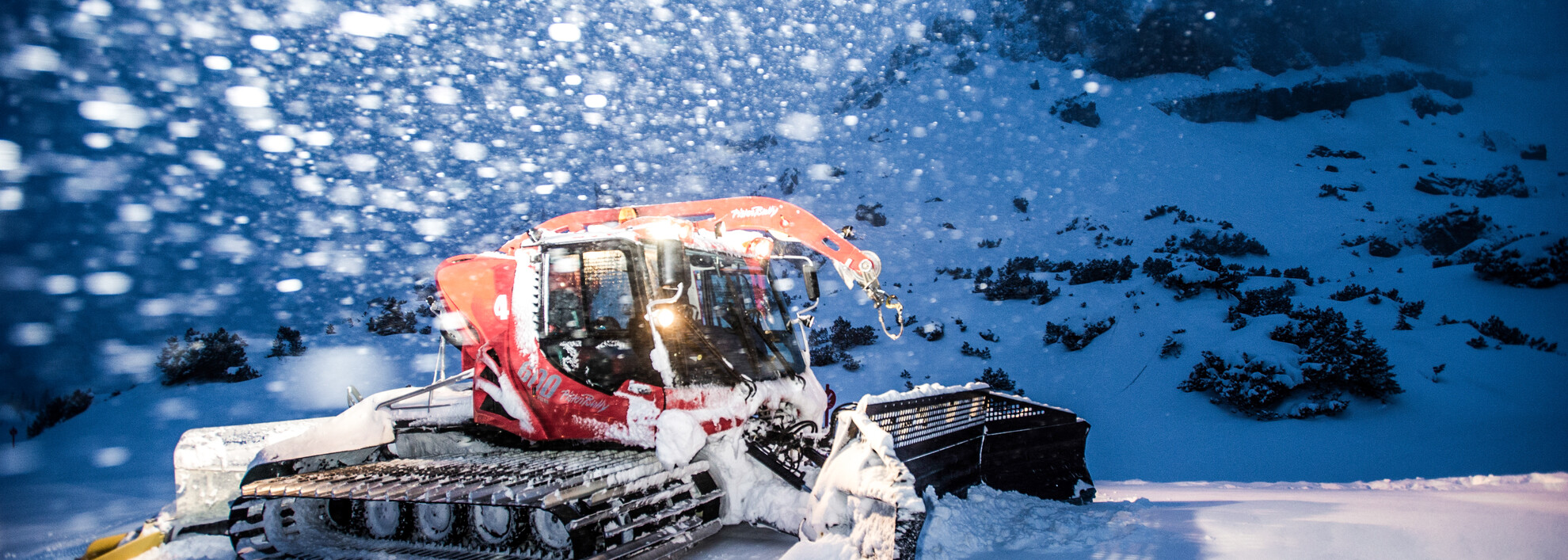 Pistenraupe im Einsatz | © Kleinwalsertal Tourismus eGen | Fotograf: Dominik Berchtold Pistenraupe im Einsatz | © Kleinwalsertal Tourismus eGen | Fotograf: Dominik Berchtold