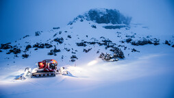 Pistenraupe im Schnee | © Kleinwalsertal Tourismus eGen | Fotograf: Dominik Berchtold Pistenraupe im Schnee | © Kleinwalsertal Tourismus eGen | Fotograf: Dominik Berchtold