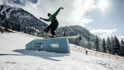 Snowboarden im Crystal Ground | © Kleinwalsertal Tourismus eGen | Fotograf: Mariell Vikkisk Snowboarden im Crystal Ground | © Kleinwalsertal Tourismus eGen | Fotograf: Mariell Vikkisk