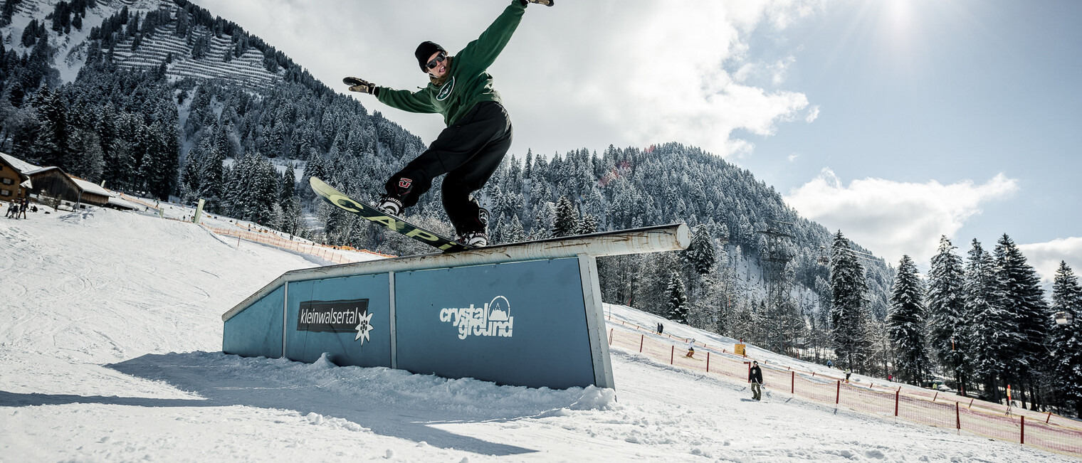 Snowboarden im Crystal Ground | © Kleinwalsertal Tourismus eGen | Fotograf: Mariell Vikkisk Snowboarden im Crystal Ground | © Kleinwalsertal Tourismus eGen | Fotograf: Mariell Vikkisk