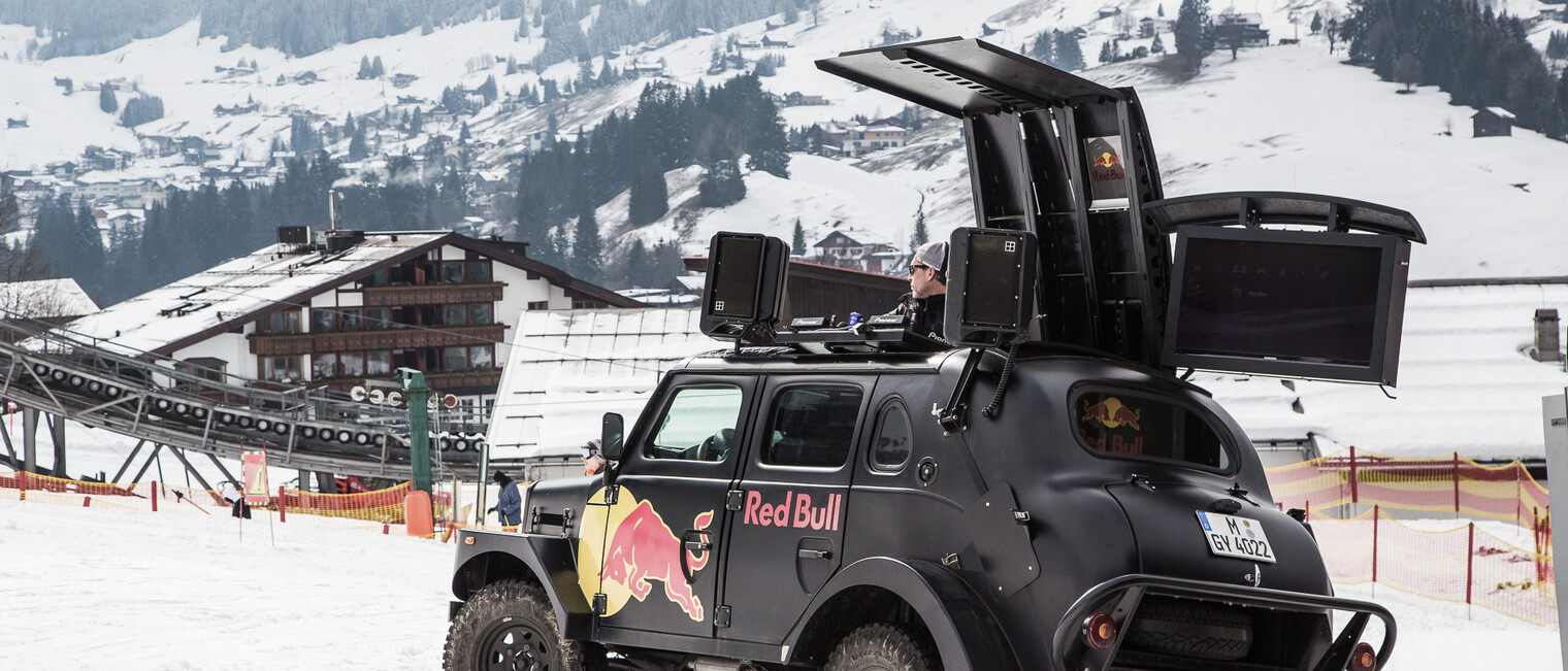 Red Bull Musik-Jeep | © Kleinwalsertal Tourismus eGen | Fotograf: Mariell Vikkisk Red Bull Musik-Jeep | © Kleinwalsertal Tourismus eGen | Fotograf: Mariell Vikkisk