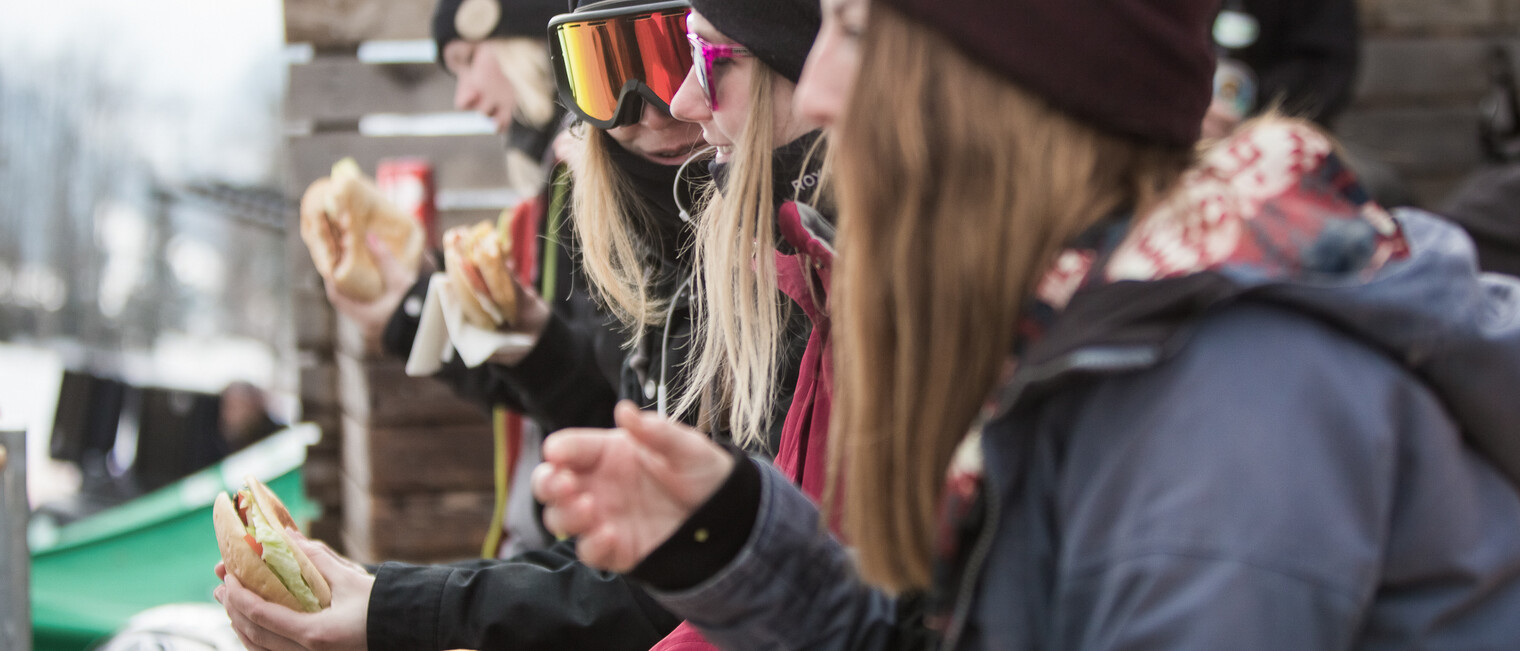 Burger im Crystal Ground | © Kleinwalsertal Tourismus eGen | Fotograf: Mariell Vikkisk Burger im Crystal Ground | © Kleinwalsertal Tourismus eGen | Fotograf: Mariell Vikkisk