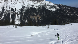 Abfahrt im Tiefschnee | © Kleinwalsertal Tourismus eGen