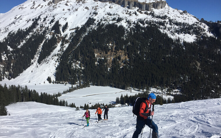Aufstieg der Skitourengruppe | © Kleinwalsertal Tourismus eGen