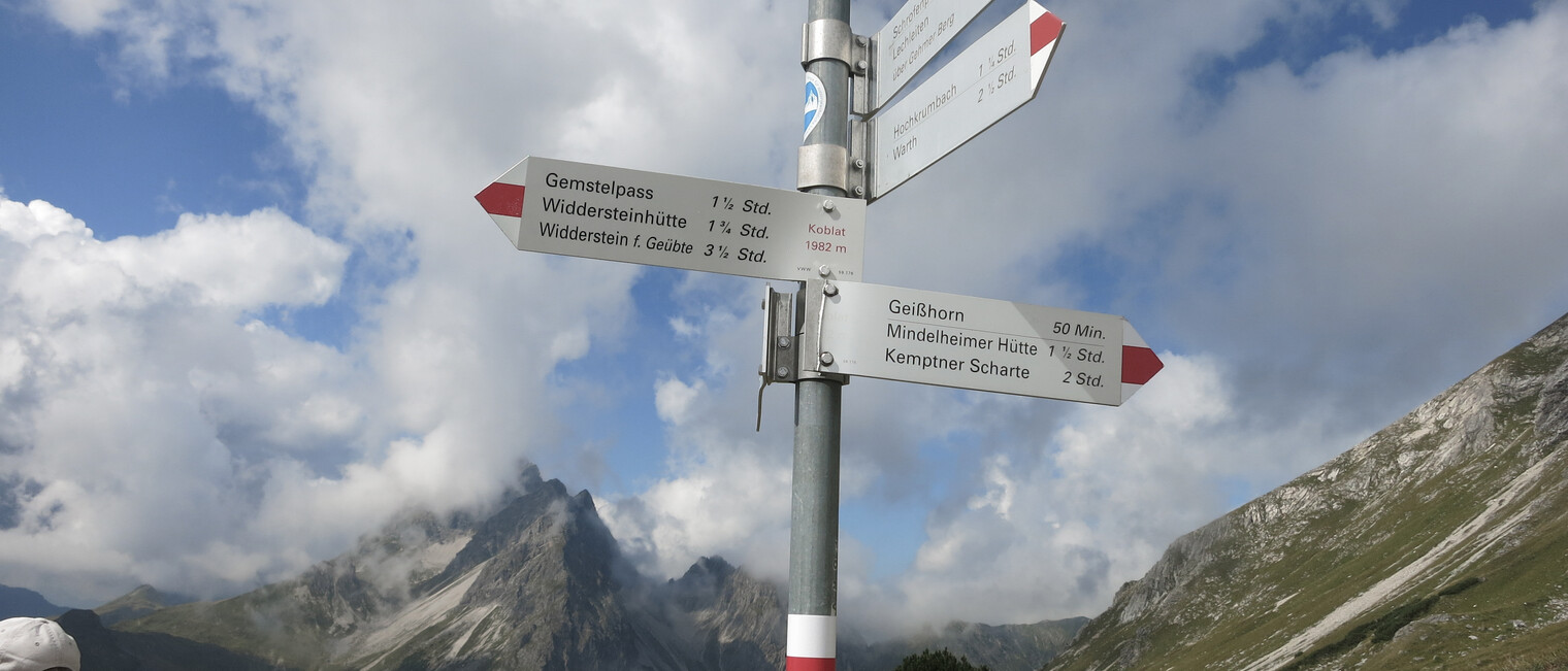 Wegweiser im Kleinwalsertal | © Kleinwalsertal Tourismus eGen | Fotograf: Antje Pabst Wegweiser im Kleinwalsertal | © Kleinwalsertal Tourismus eGen | Fotograf: Antje Pabst
