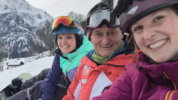 Selfie mit Gotthard dem Snowboardlehrer | © Kleinwalsertal Tourismus eGen Selfie mit Gotthard dem Snowboardlehrer | © Kleinwalsertal Tourismus eGen