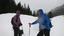 Genuss-Schneeschuhtour mit Herbert Edlinger | © Kleinwalsertal Tourismus eGen | Fotograf: Antje Pabst Genuss-Schneeschuhtour mit Herbert Edlinger | © Kleinwalsertal Tourismus eGen | Fotograf: Antje Pabst