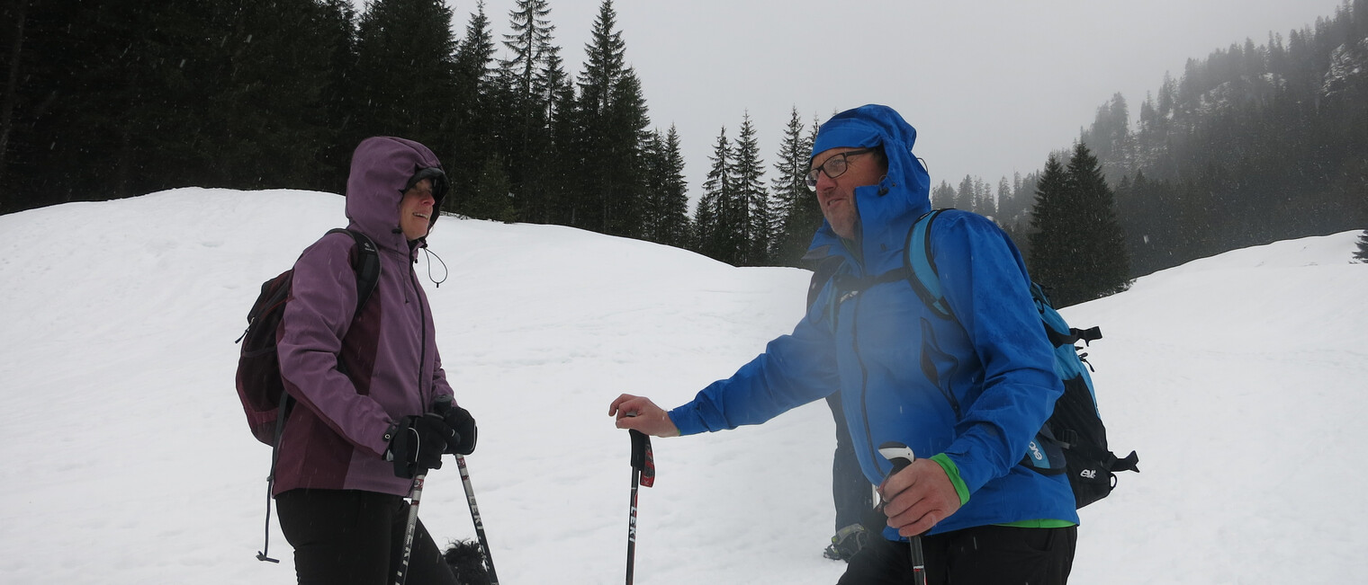 Genuss-Schneeschuhtour mit Herbert Edlinger | © Kleinwalsertal Tourismus eGen | Fotograf: Antje Pabst Genuss-Schneeschuhtour mit Herbert Edlinger | © Kleinwalsertal Tourismus eGen | Fotograf: Antje Pabst
