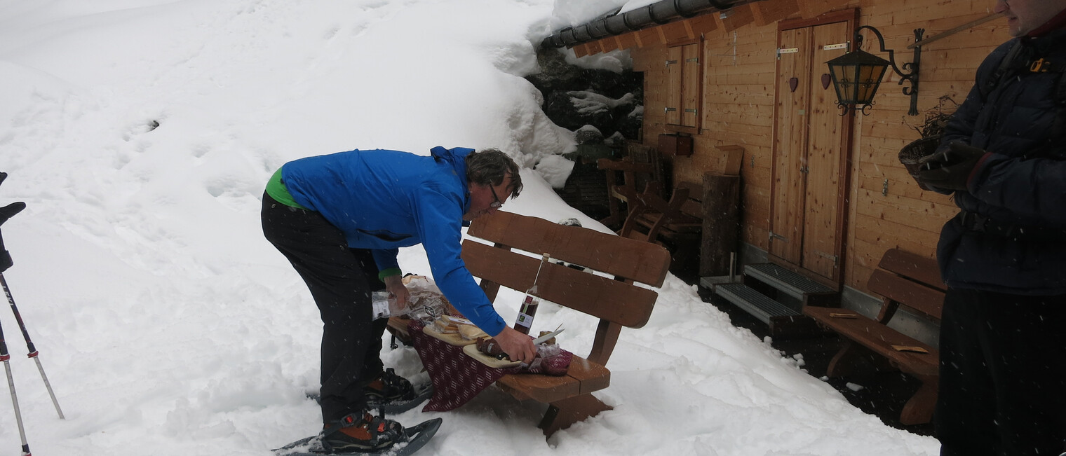 Genuss-Schneeschuhtour mit Herbert Edlingera | © Kleinwalsertal Tourismus eGen | Fotograf: Antje Pabst Genuss-Schneeschuhtour mit Herbert Edlingera | © Kleinwalsertal Tourismus eGen | Fotograf: Antje Pabst