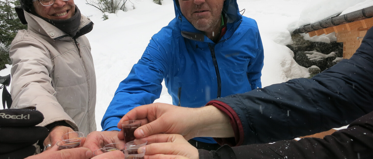 Genuss-Schneeschuhtour mit Herbert Edlingera | © Kleinwalsertal Tourismus eGen | Fotograf: Antje Pabst Genuss-Schneeschuhtour mit Herbert Edlingera | © Kleinwalsertal Tourismus eGen | Fotograf: Antje Pabst