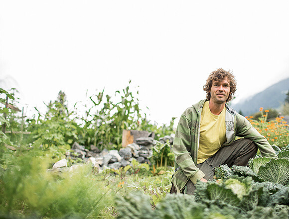 Andi Haller in seinem Garten | © Kleinwalsertal Tourismus eGen | Fotograf: Britta Maier
