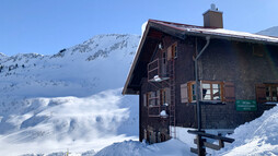 Schneeschuhtour Schwarzwassertal | © Kleinwalsertal Tourismus | Fotograf: Katharina Kleiter Schneeschuhtour Schwarzwassertal | © Kleinwalsertal Tourismus | Fotograf: Katharina Kleiter