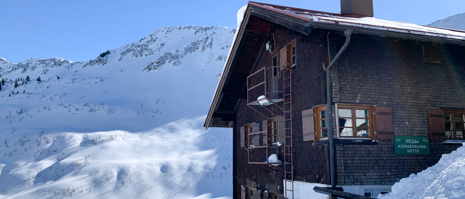 Schneeschuhtour Schwarzwassertal | © Kleinwalsertal Tourismus | Fotograf: Katharina Kleiter Schneeschuhtour Schwarzwassertal | © Kleinwalsertal Tourismus | Fotograf: Katharina Kleiter