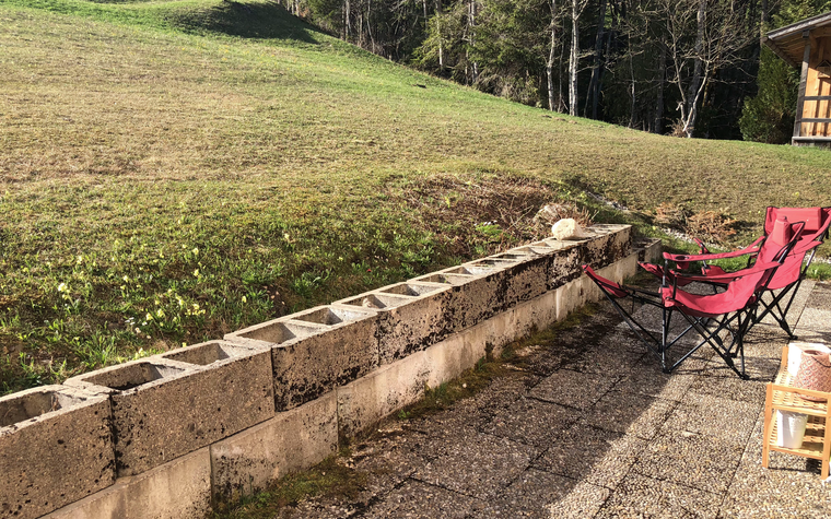 Terrasse im Frühling | © Kleinwalsertal Tourismus eGen | Fotograf: Louisa Hieke